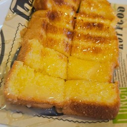 ขนมปังปิ้งเนยนม