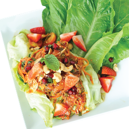 พล่าแซลมอนสตรอว์เบอร์รี่ผักคอส