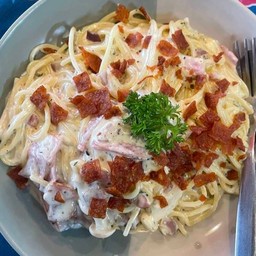 carbonara ham and bacon คาโบนาล่าแฮมเบคอน