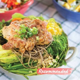 สลัดไก่ย่างโซบะญี่ปุ่น บรอคโคลีย่าง