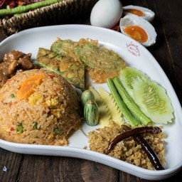 ข้าวผัดน้ำพริกลงเรือ