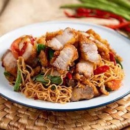 มาม่าผัดฉ่าหมูกรอบ