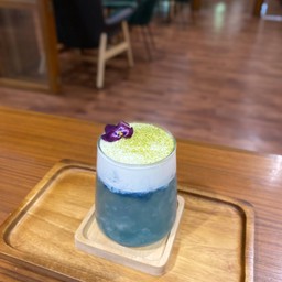 ลมหายใจ ณ อันดามัน (อัญชัน+ น้ำช่อดอกมะพร้าว+ฟองนม)