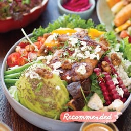 สลัดผักโขมสดออร์แกนิค ไก่ย่างเฟต้าชีส