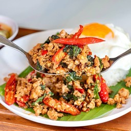 กระเพราหมูราดข้าว