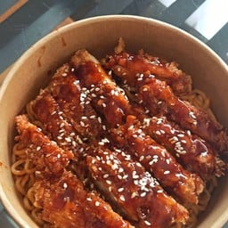 มาม่าเผ็ดไก่ทอดราดซอสเกาหลี