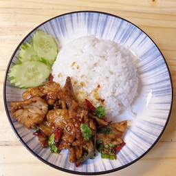 ผัดกะเพราพริกแห้งหมูชิ้นหมัก