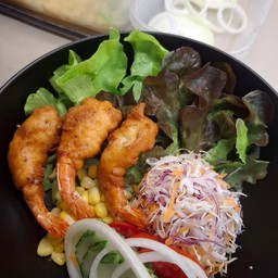 shrimp fried salad สลัดกุ้งทอด