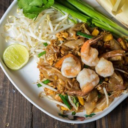 ผัดไทยเส้นใหญ่กุ้งสด