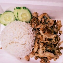 rice with fried garlic ข้าวราดทอดกระเทียม