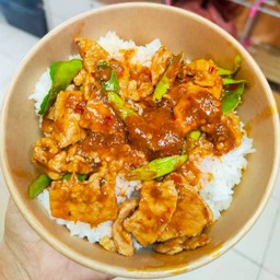 ข้าวผัดพริกแกงหมู