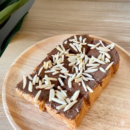 ขนมปังปิ้งนูเทลล่า อัลมอนด์