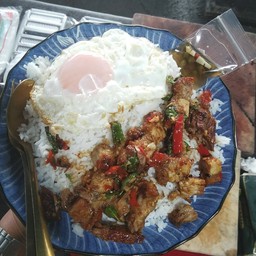 หมูกรอบ ผัดกระเพรา ราดข้าว