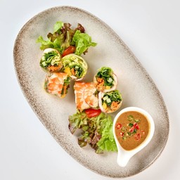 ปอเปี๊ยะสดเวียดนามและมะม่วงสุก