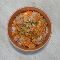 ข้าวไข่ขยี้หมูนุ่มกระเทียมพริกไทย  แถมฟรีเครื่องดื่ม