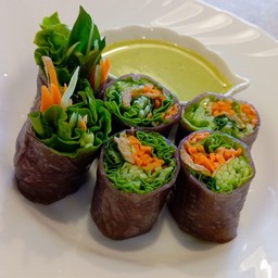 ลุยสวนแซ่บ (แป้งข้าวไรซ์เบอรี่) Spicy Riceberry salad roll