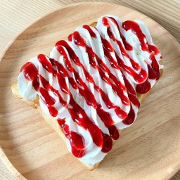 ขนมปังปิ้ง วิปครีม + ซอสสตรอว์เบอร์รี่