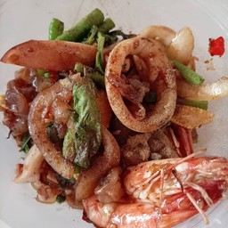 เส้นใหญ่ผัดขี้เมาทะเล