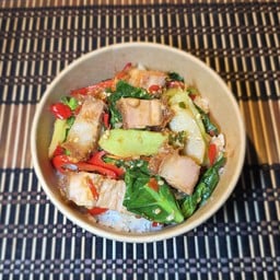 ข้าวคะน้าหมูกรอบ