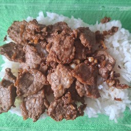 ข้าวเนื้อทอดกระเทียม