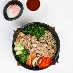 ข้าวอบหมูผัดซอสเกาหลีและไข่ออนเซ็น