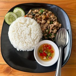 กระเพราหมูสับราดข้าว