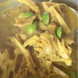 แกงหมูหน่อไม้ใส่สะตอ