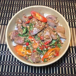 ข้าวกะเพราเครื่องในไก่