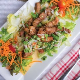 ยำหมูทอด