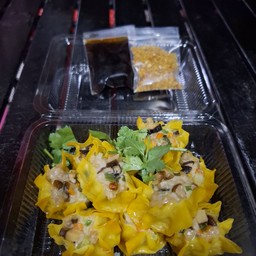 ขนมจีบไส้หมูผสมกับผัก แครอท,ต้นหอม,แห้ว,เห็ดหอม1ชุดมี12ชิ้น