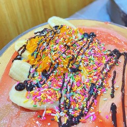 แยมสตรอเบอรี่ กล้วยหอม ฝอยทอง โรยเรนโบว์ ราดช็อคโกแลตโก