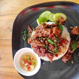 กระเพราเนื้อตุ๋นราดข้าว