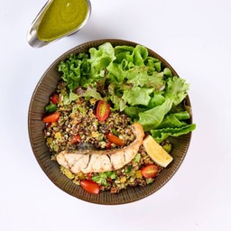 สลัดปลาบารามันดิคิริมิย่างเพสโต้ควินัว