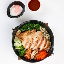 ข้าวอบสะโพกไก่น้ำผึ้งและไข่ออนเซ็น