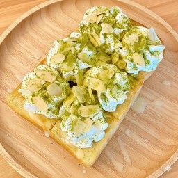 ขนมปังปิ้ง วิปครีมอัลมอนด์ มัทฉะ ซอสนมข้น