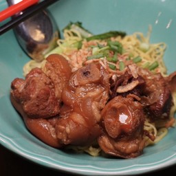 บะหมี่แห้งขาหมูฮ้อง