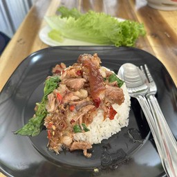 กระเพราขาหมูราดข้าว