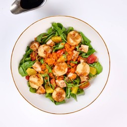 สลัดร็อกเก็ตเต้าหู้ไข่ทอดและอกไก่ย่างไข่กุ้ง