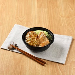 ข้าวหน้าสึคุเนะและไก่ย่างถ่าน