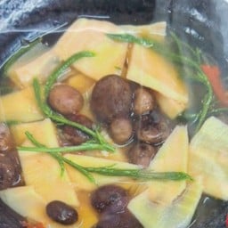 017 แกงหน่อไม้เห็ดเผาะ