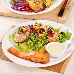 สลัดปลาย่างเกลือ เสิร์ฟพร้อมน้ำสลัดซีฟู้ด