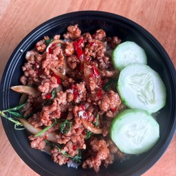 กระเพราหมูสับราดข้าว