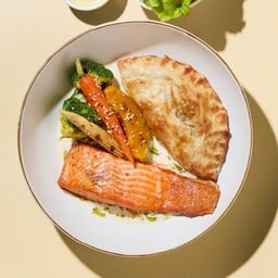 สเต๊กปลาแซลมอนฟิลเลต์ซอสไวท์ทรัฟเฟิล เสิร์ฟคู่พัฟครีมผักโขม (Size L)