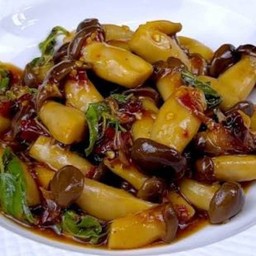 ข้าวกะเพราเห็ดออรินจิพริกแห้ง