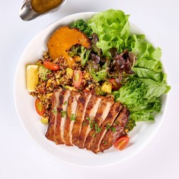 สลัดควินัวไก่ย่างสไปซี่เม็กซิกัน