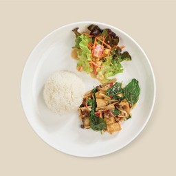 ข้าวราดเต้าหู้ปลาแพลนต์เบสผัดโหรพาและเห็ด