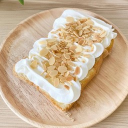 ขนมปังปิ้ง วิปครีมอัลมอนด์ (เลือกซอสได้)