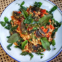 ผัดกะเพราไข่เยี่ยวม้า