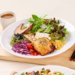 สลัดปลาย่างมิโซะและโซบะ เสิร์ฟพร้อมน้ำสลัดหัวหอมหวานสไตล์ญี่ปุ่น