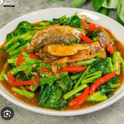 คะน้าปลากระป๋อง(1คนกิน)